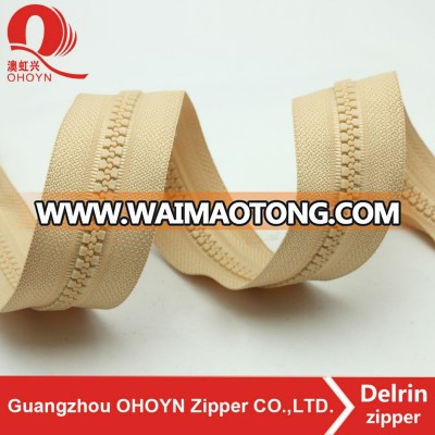 wholesale customized plastic zipper for garments and bags